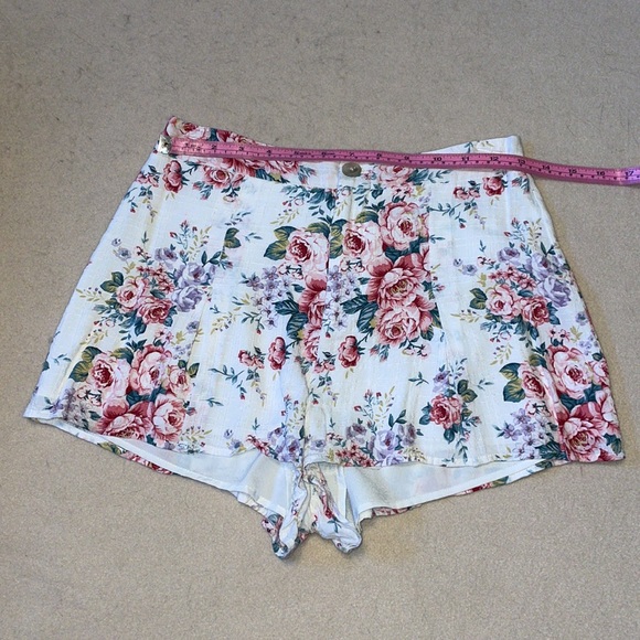 Forever 21 Flowy Lined Pleated White Floral Shorts, Size S - Picture 2 of 6